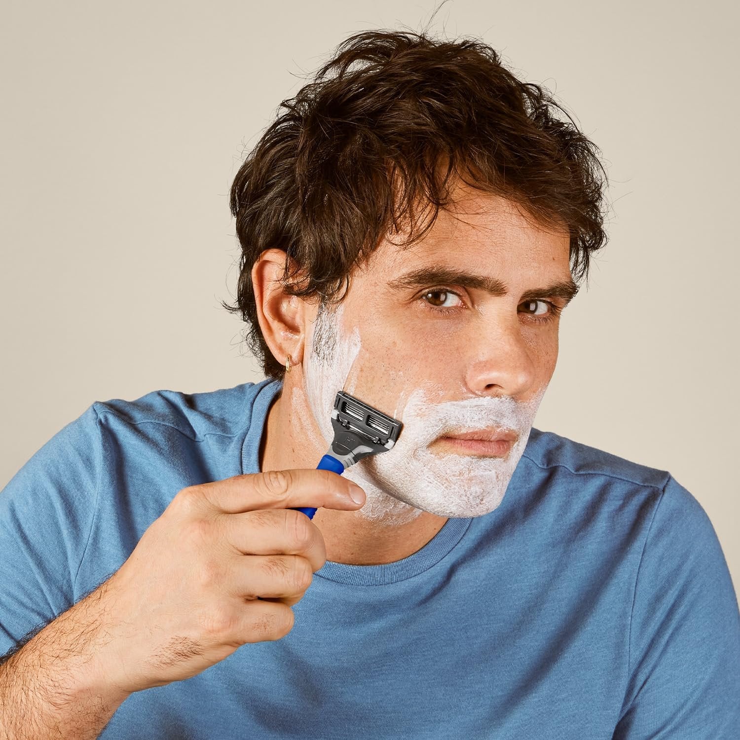 Flexible hinge design of the razor for easy contouring in use